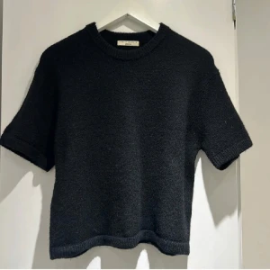 Svart stickad tröja ifrån GinaTricot - Kortärmad stickad gina tricot tröja. Använt 2 gånger. Skriv för mer information.