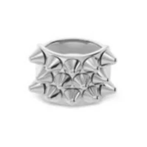 Silverfärgad ring med nitar - Cool och edgy ring i silverfärgad metall med flera spetsiga nitar runt hela ringen. Perfekt accessoar för dig som vill sticka ut och ge din stil en tuffare touch. Storlek: 17.5