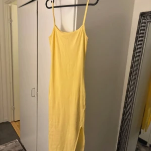 Gul klänning med slits  - Helt ny Sitter jättefint på verkligen