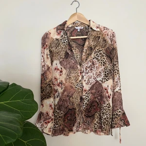 Mönstrad blus från My Way FER - Säljer en unik blus från my way FER med blandat  mönster i beige, brunt, ljusrosa och svart. Blusen är lång ärmad, klassisk krage och knappar framtill. Tunt och lätt material som ger ett luftigt intryck.