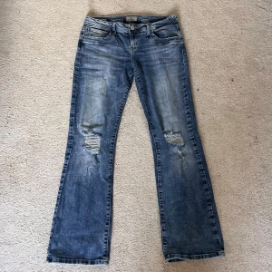 Blå bootcut jeans från LTB - Jeans från LTB i modellen valerie. Står ej mått på jeansen men använda måtten nedan Midjemått: 40 cm Gränsle: ca 20 cm Innerbenslängd: 77 cm