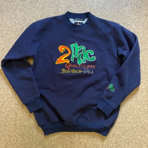 Blå 2Pac sweatshirt från Big-Tech USA - Mörkblå sweatshirt med färgglatt 2Pac-brodyr. Som ny