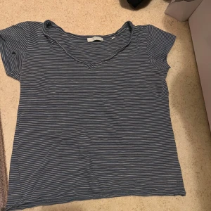 Blå-vit randig t-shirt! - Jätte gullig t-shirt ifrån Marco polo