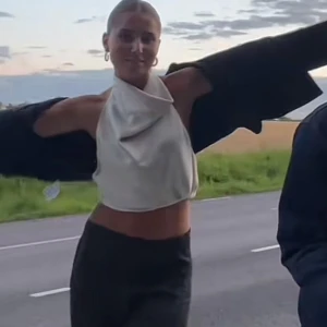 Siden top - Älskar denna ”beige-vita” glansiga top. Djup i ryggen och passar båda XS o S