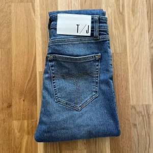 Jeans tiger of Sweden W26 - Ett par tiger of sweden i slim skulle säga att dom sitter som slim.