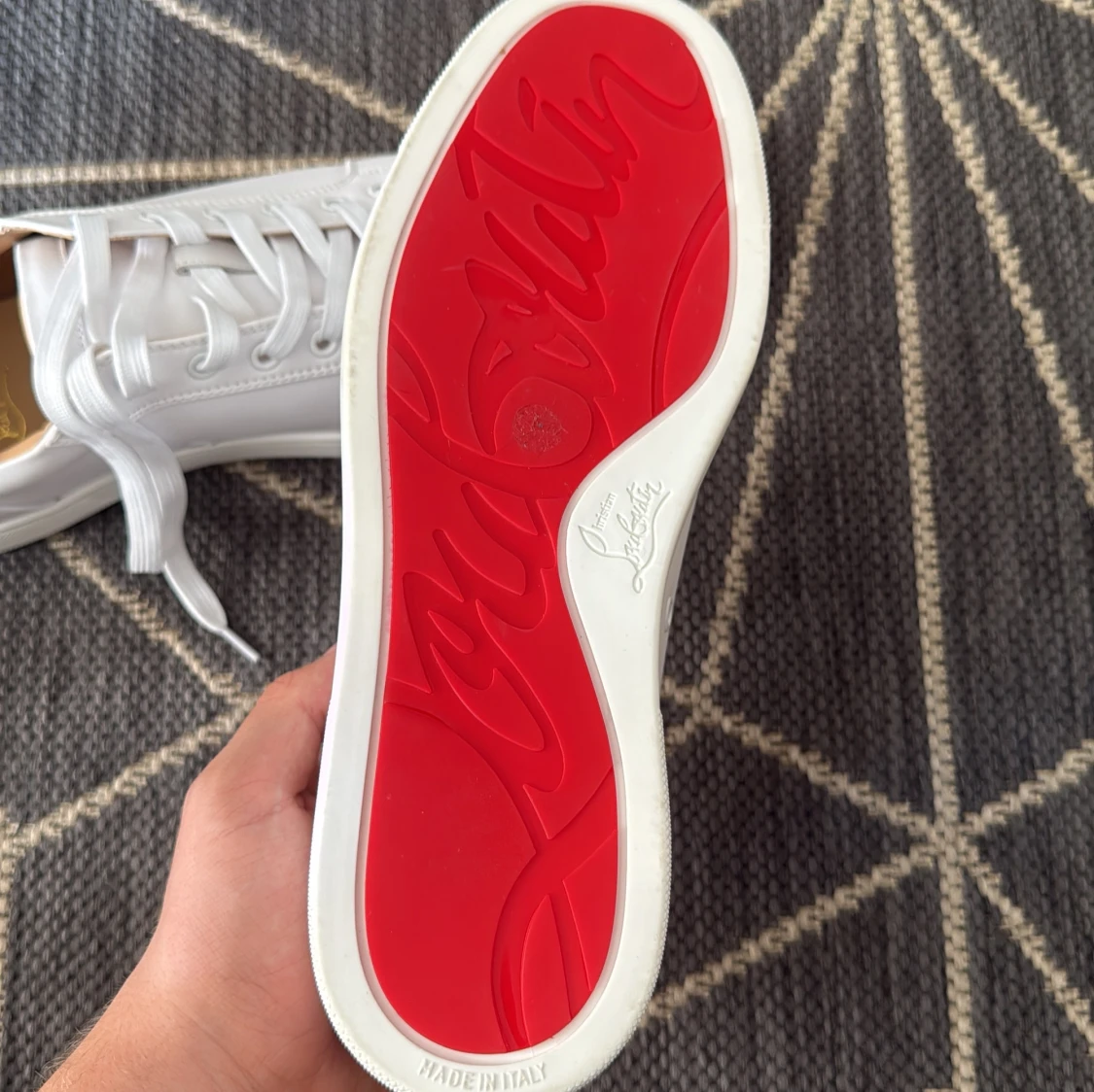 Vita sneakers med nitar från Christian Louboutin - 2