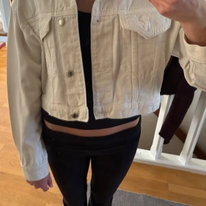 Vit croppad jeansjacka från g perfect jeans - Säljer en vit  jeansjacka från gina perfect jeans i storlek XS. Jackan har knappar frammtill och två bak så man kan reglera storleken, den har även två fickor framm. Perfekt för dig som söker en super fin och trendig jacka till sommaren. Den är i superbra skick och alldrig andvänd. Pris 300