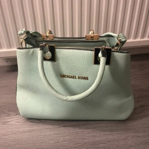 michael kors väska - dragkedjan är sönder!