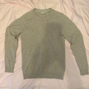 Stickad ulltröja från Selected Homme - Fräsch stickad tröja frän Selected Homme || Material ar 50% polyester, 20% Alpacka och 18% Ull | Storleken är Small, men skulle saga att den är liten i storleken och passar snarare XS | Tvätträdslappen är avklippt men finns som bild | Tveka inte med att hora av dig!