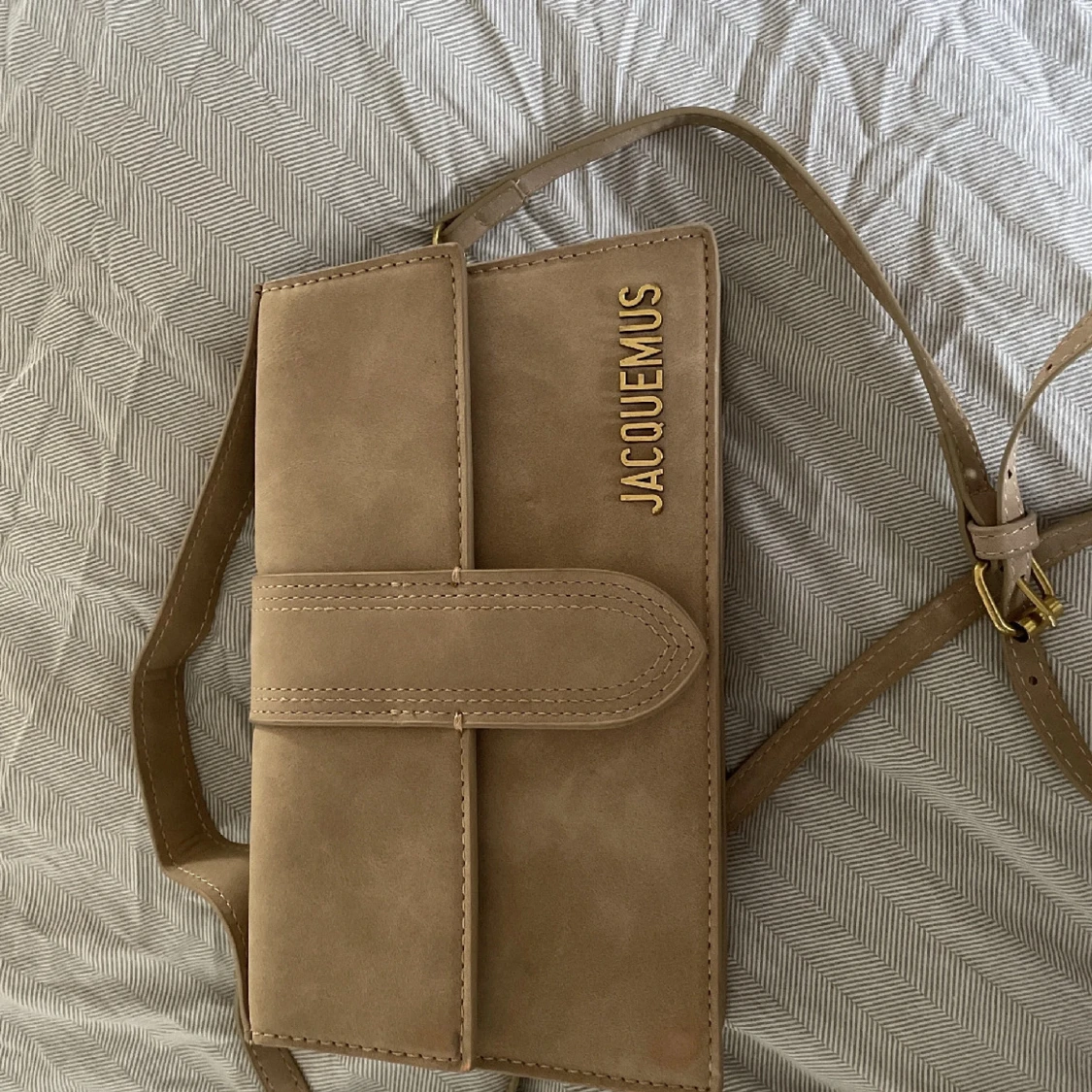 Beige axelväska i mocka - 1