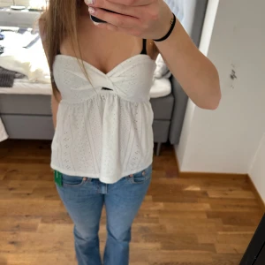 Gullig tub top - Vit tub topp från SHEIN i storlek S, aldrig använd och har lapp kvar, gulligt mönster 