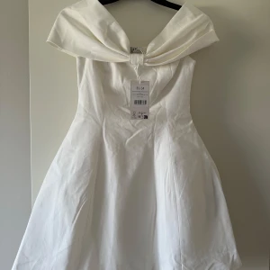 Off-shoulder klänning - Oanvänd Off-shoulder klänning ursprungligen från NA-KD. Nypris 799kr. Obs, klänningen på bilden blev stulen, beställde sedan en ny som aldrig kom till användning.