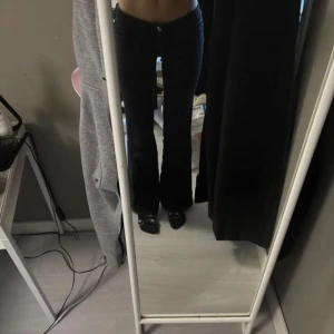 Low waist bootcut flare jeans Cheap Monday vintage love  - Sparsamt använd, säljer för att de inte passar mig. Storlek 25/30. Midjemått: 73 cm. Innerbenslängd: 76 cm.  
