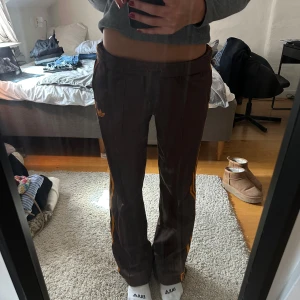 Bruna Adidas byxor med orange ränder - Säljer dessa mjukisbyxor som inte kommer till användning längre 💛