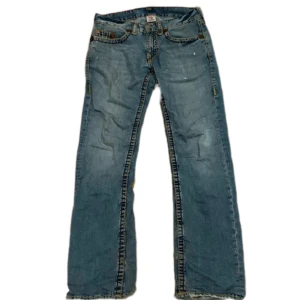 True Religion blå jeans Bobby Super T - Säljer ett par klassiska blå jeans från True Religion, modell Bobby Super T. Tvärfeta å lite heelbite men annars tvär feta