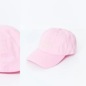 Ljusrosa keps med böjd skärm - Jättefin rosa somrig keps som är i nyskick, köpt för nån dag sen men då jag har så många säljer jag denna. Den är helt ny och super fin💕