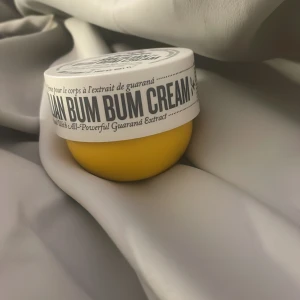 sol de janeiro brazilian bum bum cream - en återfuktande kroppskräm med doft av vanilj och salt karamell 🍬 💕