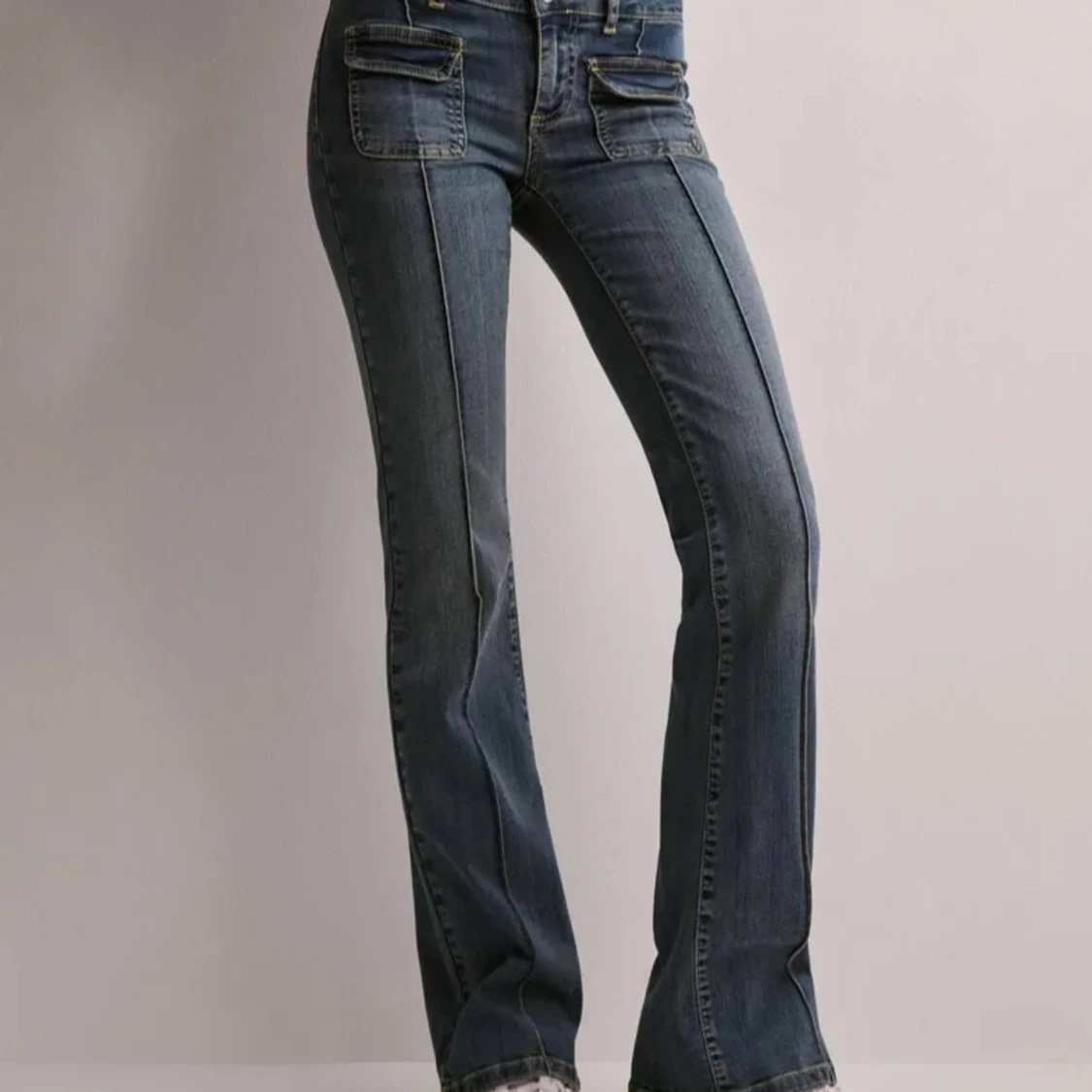 Blå bootcut jeans från Nelly