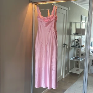 Balklänning rosa satin - Säljer denna otroligt fina balklänning från beginning boutique som heter  Ella Light Pink Off Shoulder Formal Maxi Dress, i storlek 6 (xs) Formar sig väldigt fint på kroppen och är väldigt lätt att ha på sig🙏🏻Aldrig använd och prislappen kvar!