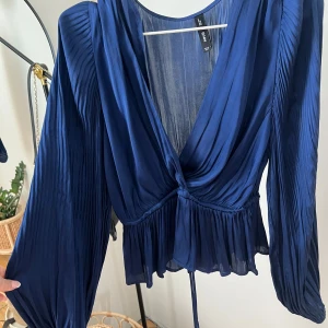 Mörkblå omlottblus med ballongärm - Jääättefin blå blus från mango!!! Stora ärmar och går in i midjan, använd fåtal gånger 