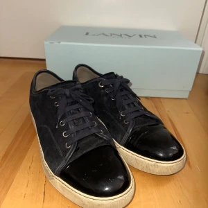 Svarta lavins  - Tja, säljer nu dessa sjukt feta mörkblåa lanvins med glansig tå. Skornas skick är bra, ända nackdelen är insidan vid hälen men om vi ärliga så ser ingen de när dom är på. Haft skorna i ungefär 4 månader och har gått super bra me dom. Mockan på skorna är sprayad med Mocha spray och ser super bra ut. Box och dustbag tillkommer hör av er vid frågor!