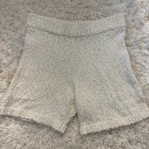 Vita stickade shorts  - Mysiga vita stickade shorts från Gina Tricot med ribbad midja och mjuk struktur. Perfekta för sommaren!