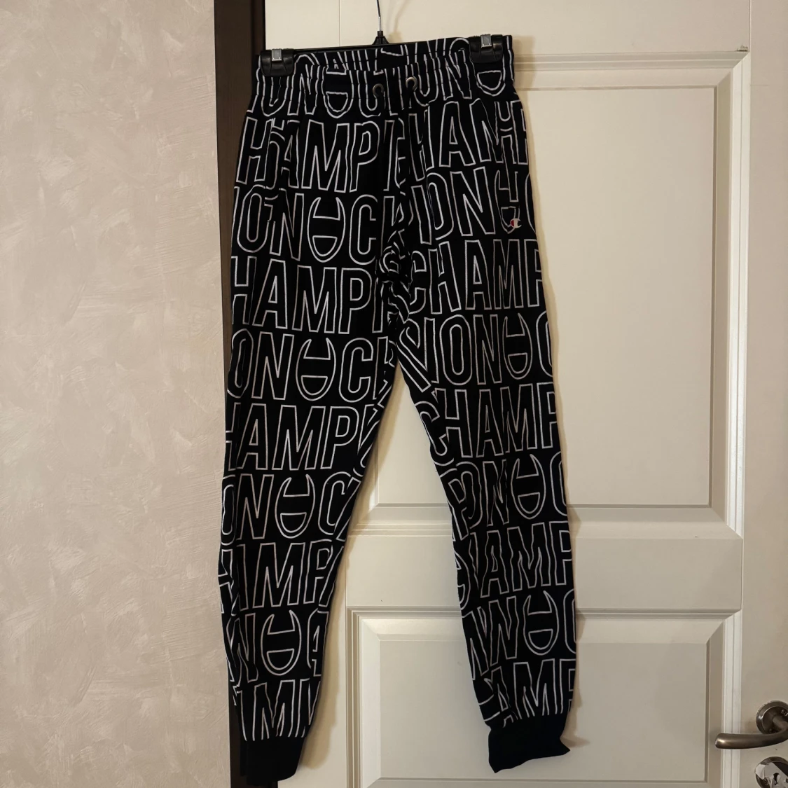Svarta mjukisbyxor med vit text