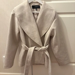 Beige kappa med bälte från Vero Moda - Kappa i fint skick, använd få gånger 