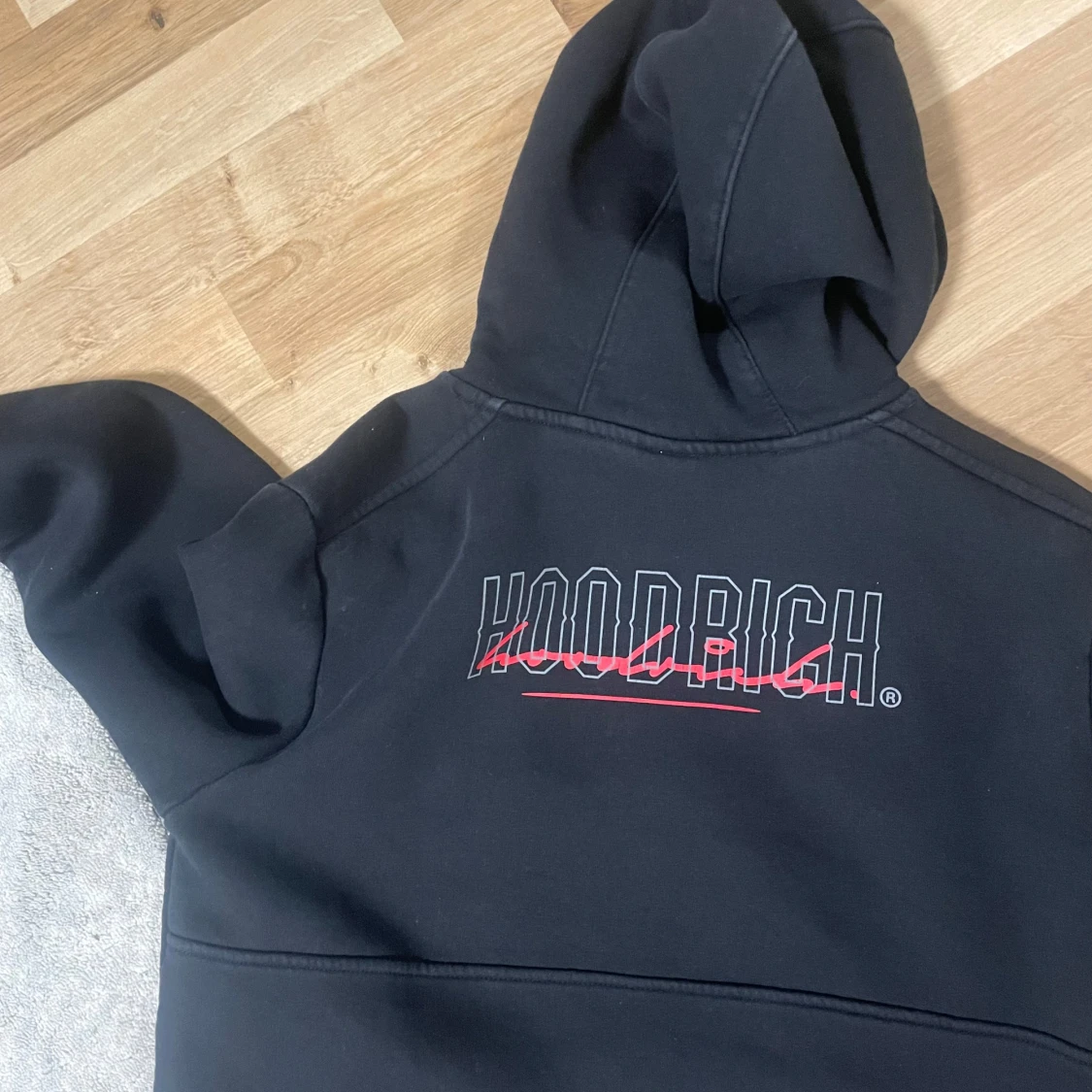 Svart hoodie från Hoodrich - 1