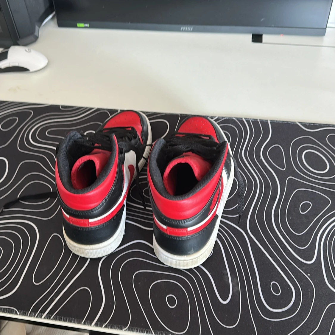 Nike Air Jordan 1 i rött, svart och vitt - 2