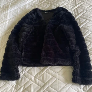 Pälsjacka - Supersöt pälsjacka från Gina tricot💕