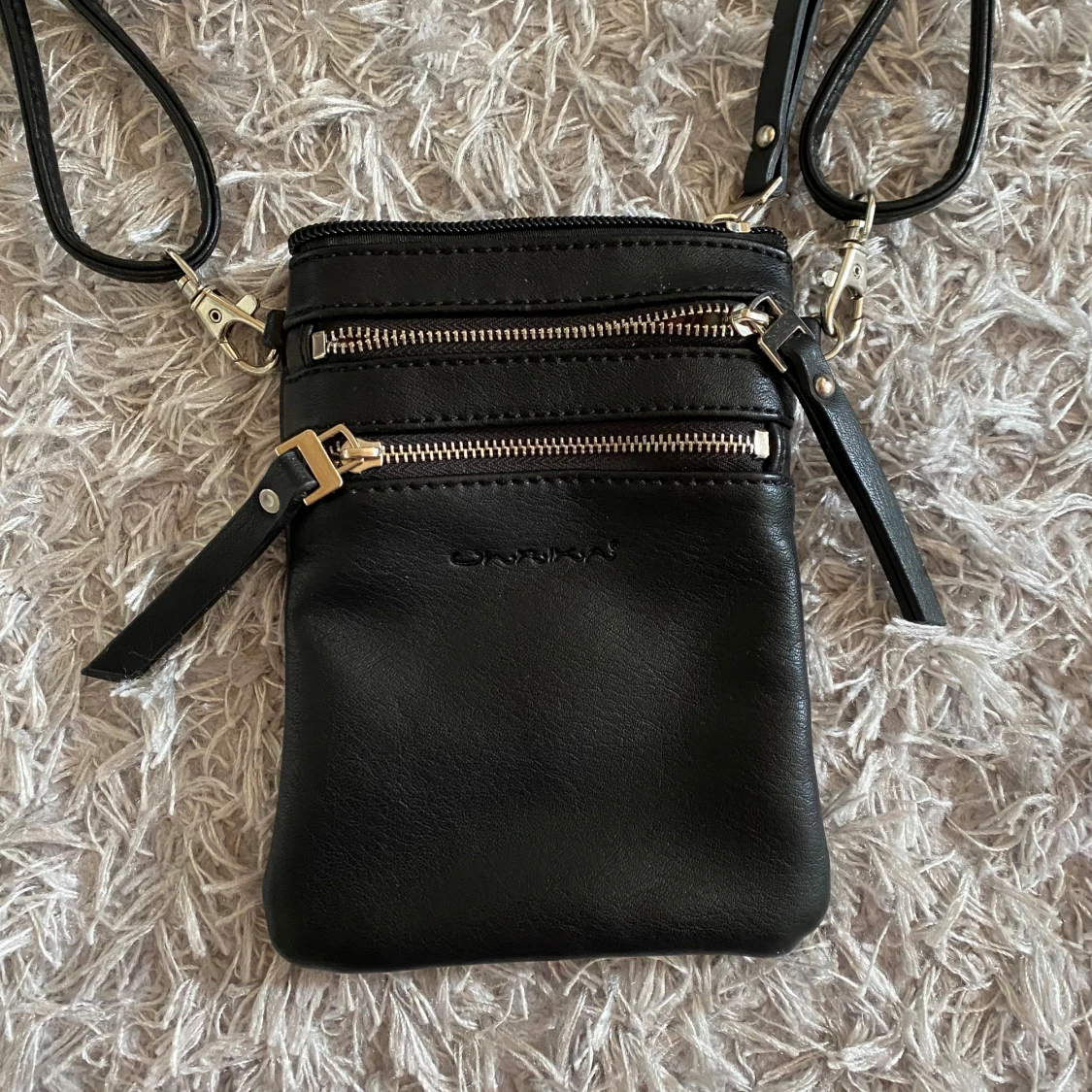 Svart axelväska med dragkedjor