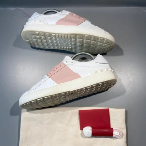 Valentino skor - Hej! Säljer nu mina skor från märket Valentino, storlek 37 bra skick, givetvis äkta. Tveka inte på att höra av dig om du har frågor eller funderingar kring skorna! 