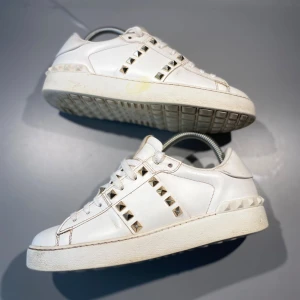 Valentino skor - Hej! Säljer nu mina skor från märket Valentino, storlek 37.5 bra skick, givetvis äkta. Tveka inte på att höra av dig om du har frågor eller funderingar kring skorna! 