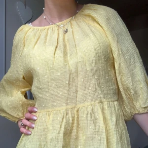Gul blus - Söt fluffig topp/ blus passar perfekt till vår och sommar, storlek xs men lite stor på mig som brukar ha de så passar större💓💓