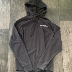 MMSports Träningshoodie - Ny hoodie från MMSports i storlek S. Aldrig använd. Står ”MMSports” på bröstet och på ryggen. Perfekt för träning. Tunnt material. 