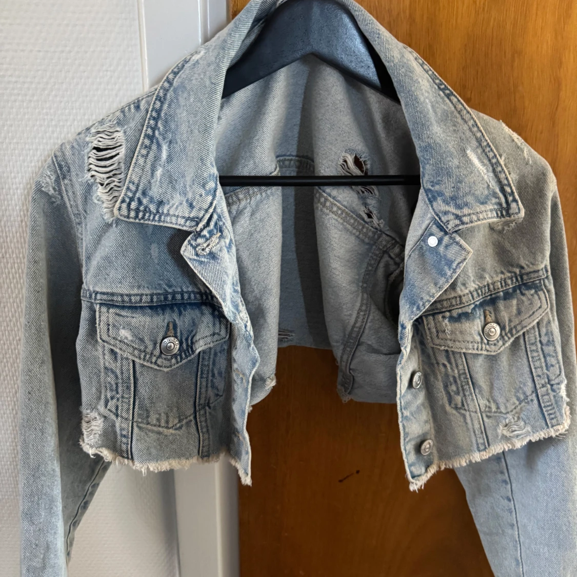 Croppad ljusblå jeansjacka med slitningar - 3