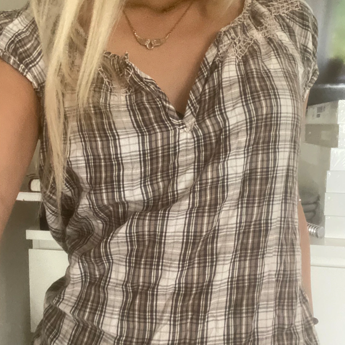 Brun och vit rutig blus med spetsdetaljer - 1