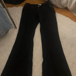 Lågmidjade bootcut jeans  - Super snygga svarta lågmidjade bootcut jeans köpt ifrån Gina. Inga defekter.