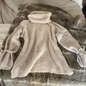 Tröja med polokrage - Säljer denna fina tröja med polokrage och band som knyts i ärmarna🤍🫧☀️🌊