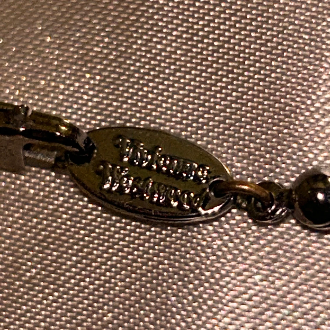 Pärlhalsband med silverfärgat Vivienne Westwood-hänge - 3