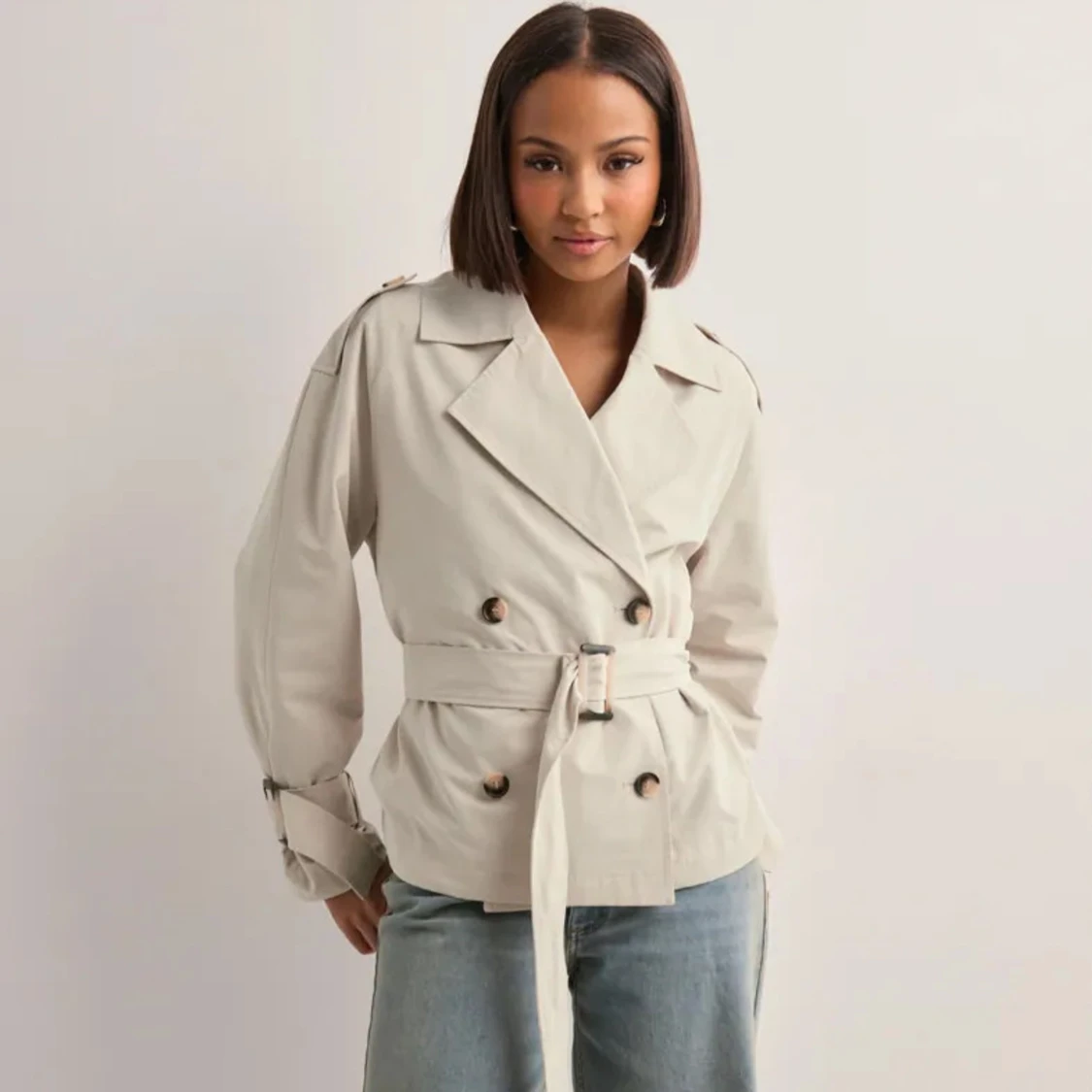 Beige trenchcoat med bälte