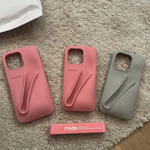 Rosa mobilskal från rhode - Säljer otroliga mobilskal från RHODE med medföljande läppglans i färgen Ribbon🎀perfekt för dig som vill ha något extra till mobilen. Det ljusgråa och rosa passar 13,14,15,16 PRO Och det rosa passar 13,14,15,16 PRO MAX (den stora)💞 Köp sker på swish då jag har flera stycken skal och vill inte att annonsen ska tas bort efter varje😙🤍 Vill man köpa via köp nu så skriv det så gör jag en annons med ditt namn så kan du köpa via INSTABOX eller Postnord med plicks köpskydd📬