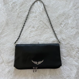 Zadig väska  - Mellan varianten  Ordinarie pris 3595kr Köpt på NK i Göteborg Sparsamt använd, inga defekter  Har tappat bort kvittot men vill man verifiera den så är jag villig att ta av kostnaden för det i priset  Höjd: 15 cm Längd 27 cm Vidd 3,5 cm nu