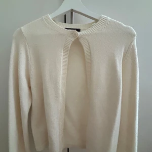 One button cardigan  - En beige kofta ifrån Gina tricot med en knapp, lite utsvängda ärmar och jätte fin💞💞