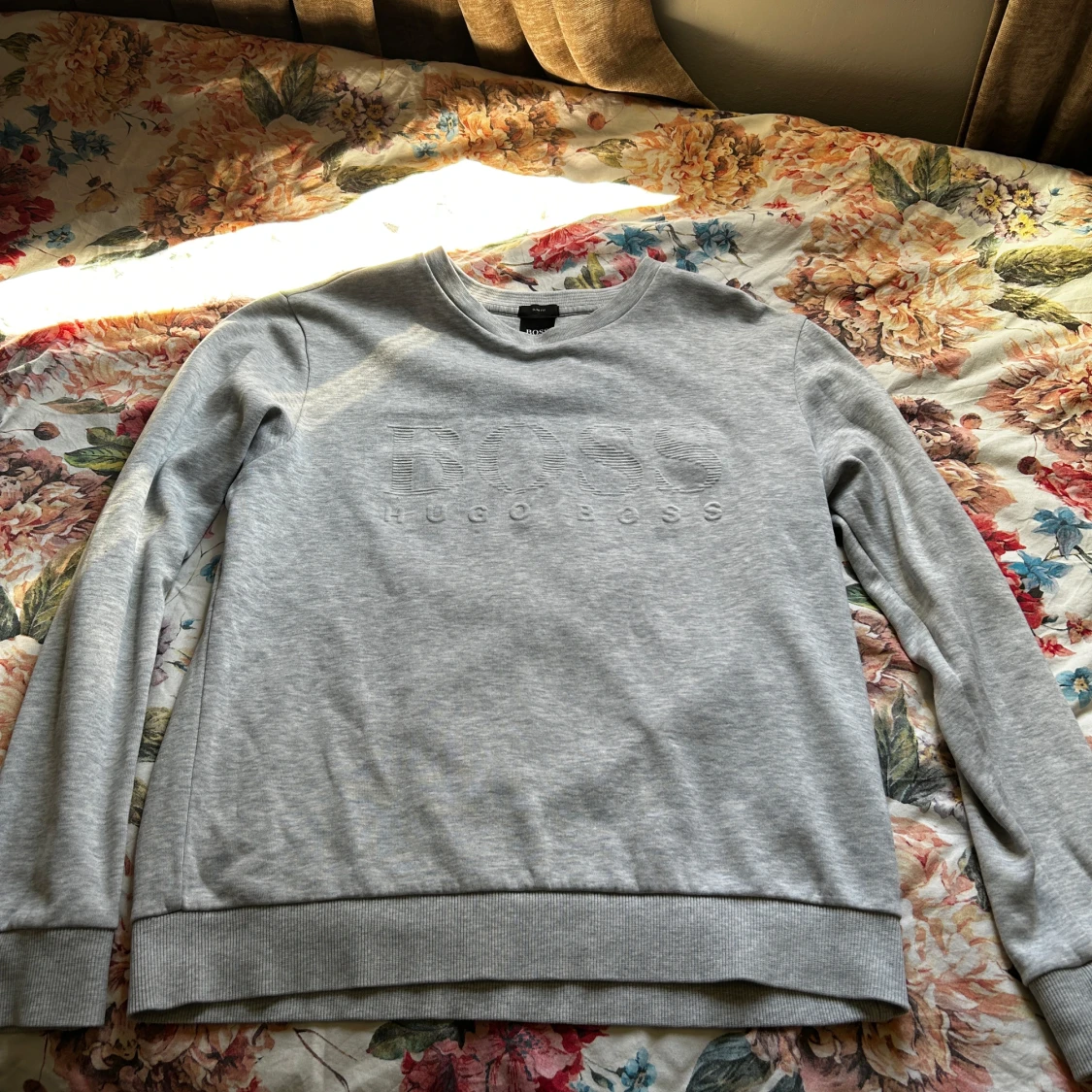 Ljusgrå sweatshirt från BOSS