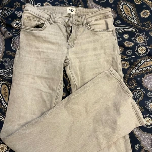 Ljusgrå jeansbyxor från 157 - Säljer ett par ljusgrå jeansbyxor från 157 med klassisk femficksdesign och bootcut. Byxorna har normal passform och stängs med dragkedja och knapp. Perfekta till vardags för en avslappnad stil. Knappt använda vill bara bli av med! Är 175 och dessa är lite korta på mig 🩷