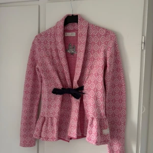 Rosa söt kofta från Odd Molly - Superfin rosa kofta från Odd Molly med knytband i midjan och volang nertill. Koftan är använd men fortfarande i fint skick. Stl, 0. Tror det motsvarar en XXS eller XS🌸