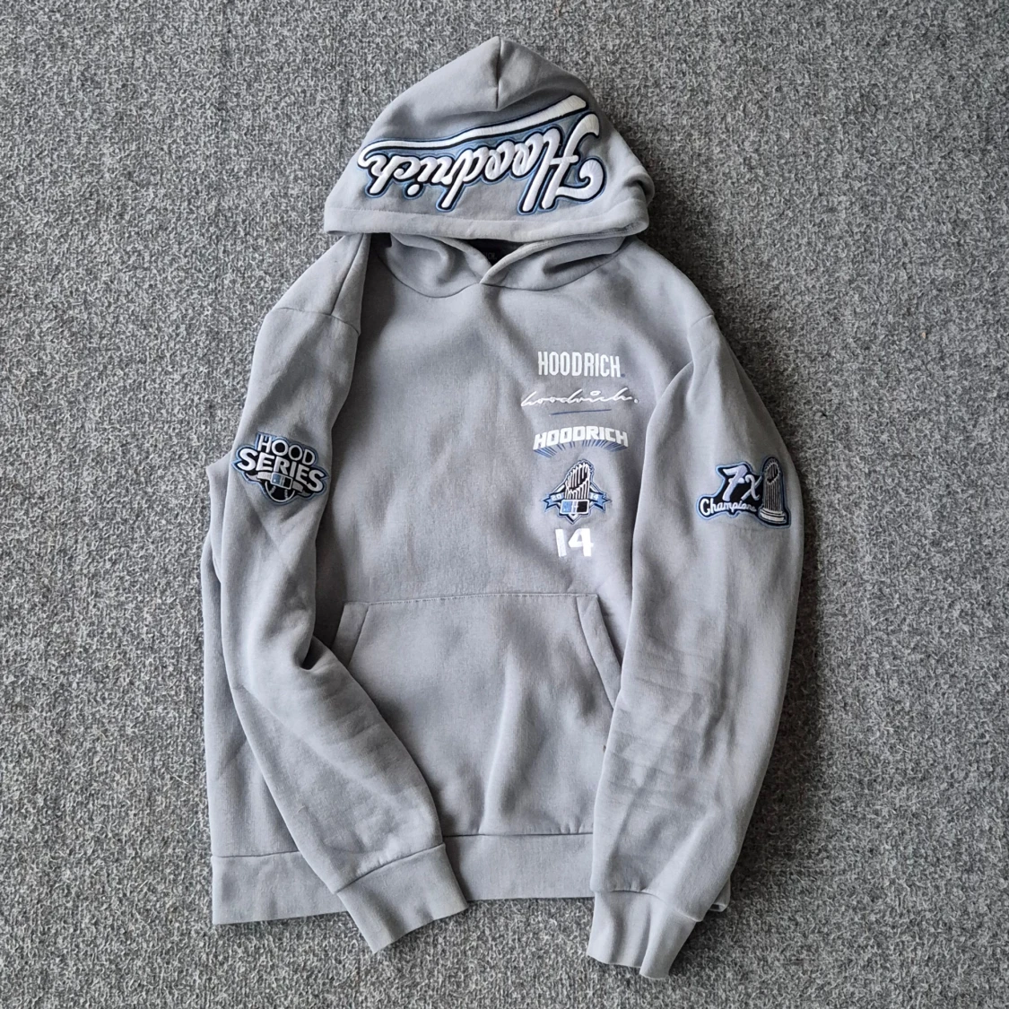 Grå mjukisbyxor och hoodie från Hoodrich