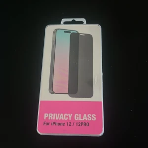Privacy Glass för iPhone 12/12 Pro - Säljer ett privacy glass skärmskydd för iPhone 12 och 12 Pro. Medföljer rengöringsdukar för enkel applicering. Skärmskyddet är svart och skyddar mot insyn från sidan. Helt nytt endast öppnat 